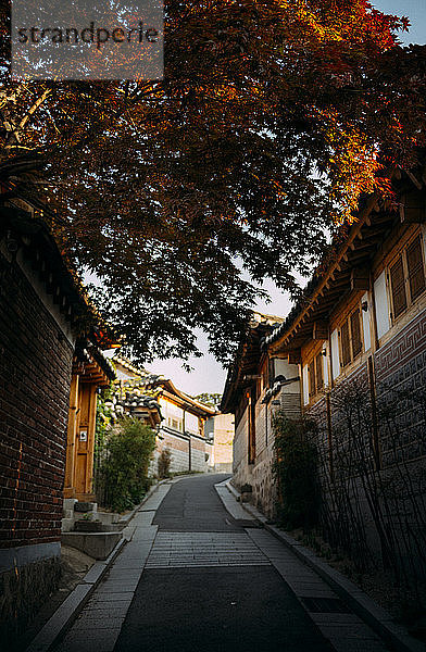 Gasse mit traditionellen Häusern  Bukchon Hanok Village  Seoul  Südkorea
