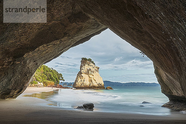 Neuseeland  Nordinsel  Waikato  Te Hoho Rock von unter dem natÃ?rlichen Bogen in Cathedral Cove aus gesehen