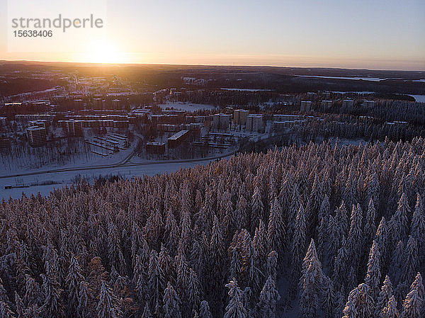 Finnland  Kuopio  Luftaufnahme der Winterlandschaft bei Sonnenuntergang