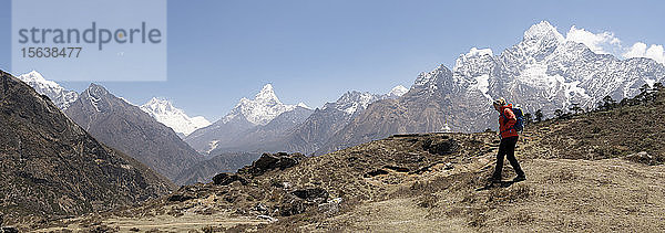 Frau beim Wandern im Everest-Basislager trek nera Khumjung  Himalaya  Solo Khumbu  Nepal