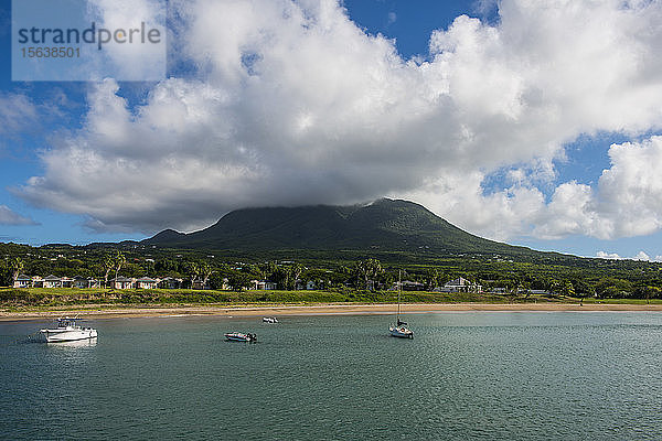 Landschaftliche Ansicht der Insel Nevis vor bewölktem Himmel bei St. Kitts und Nevis  Karibik