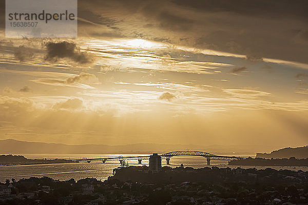 Silhouette Auckland Harbour Bridge über das Meer gegen den Himmel bei Sonnenuntergang  Neuseeland