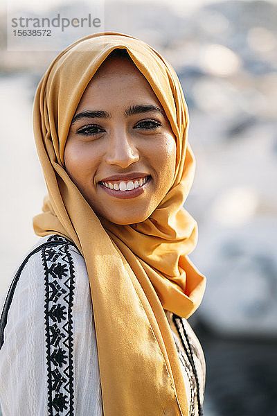 Junge muslimische Frau mit Hidschab