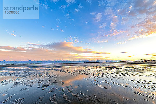 Szenische Ansicht des Strandes gegen den Himmel bei Sonnenuntergang  Motueka  Südinsel  Neuseeland