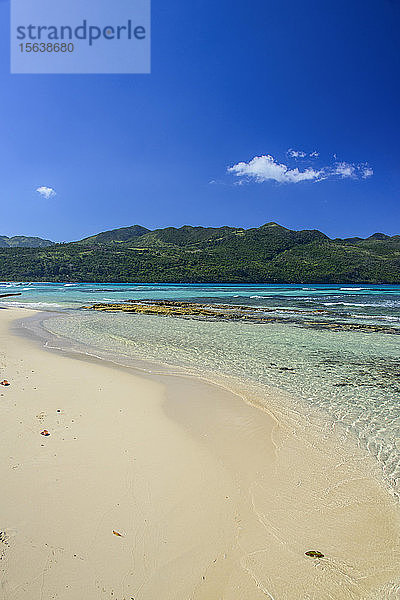 Landschaftliche Ansicht von Meer und Berg vor blauem Himmel an einem sonnigen Tag  Playa Rincon  Dominikanische Republik