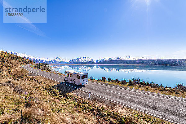 Neuseeland  Südinsel  Wohnmobil fahren auf der Autobahn um den Pukaki-See