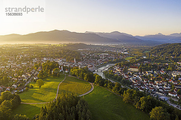 Luftaufnahme von Bad Tölz gegen klaren Himmel bei Sonnenaufgang  Bayern  Deutschland