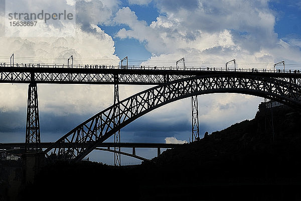 Portugal  Porto  Silhouette der Dom Luis I Brücke gegen große Wolken