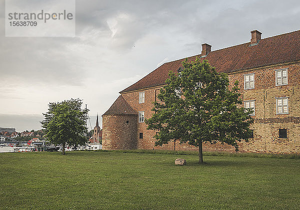 Dänemark  Sonderborg  Schloss Sonderborg an bewölktem Tag gesehen