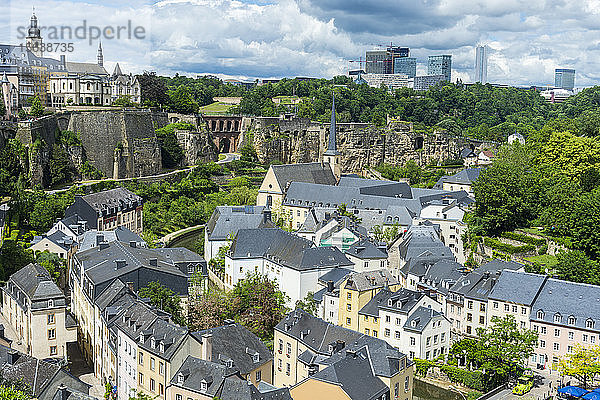 Hochwinkelansicht der Altstadt von Luxemburg bei bewölktem Himmel