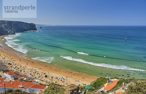 Portugal  Algarve  Arrifana  Menschen  die sich im Sommer am Sandstrand entspannen
