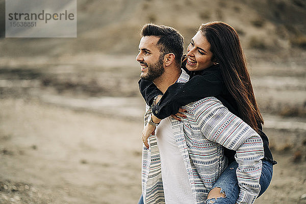 Fröhliches junges Paar in Wüstenlandschaft  Almeria  Andalusien  Spanien