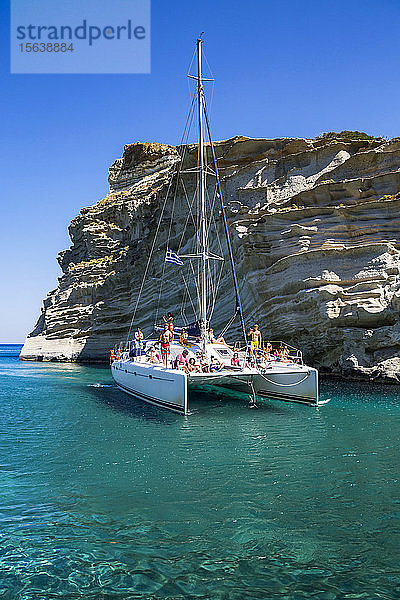 Touristen auf einem Katamaran in der Kleftiko-Bucht; Insel Milos  Kykladen  Griechenland
