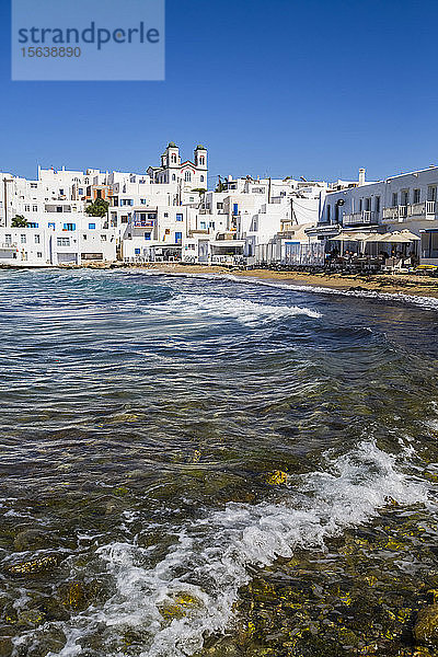 Uferpromenade von Naoussa mit Strand  Restaurantterrasse und traditionellen weißen Gebäuden; Naoussa  Insel Paros  Kykladen  Griechenland