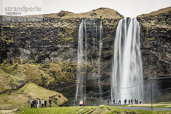 Seljalandsfoss  ein Wasserfall  der 60 Meter in die Tiefe stürzt; Island