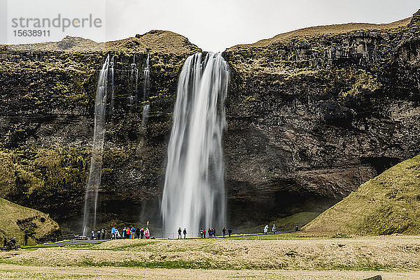 Seljalandsfoss  ein Wasserfall  der 60 Meter in die Tiefe stürzt; Island