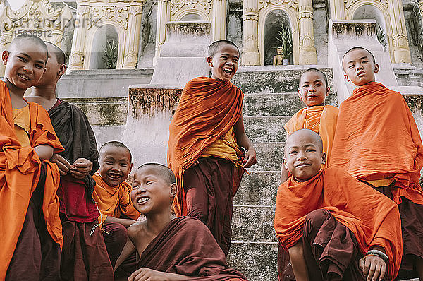 Junge buddhistische Mönche posieren und lachen zusammen; Yawngshwe  Shan-Staat  Myanmar