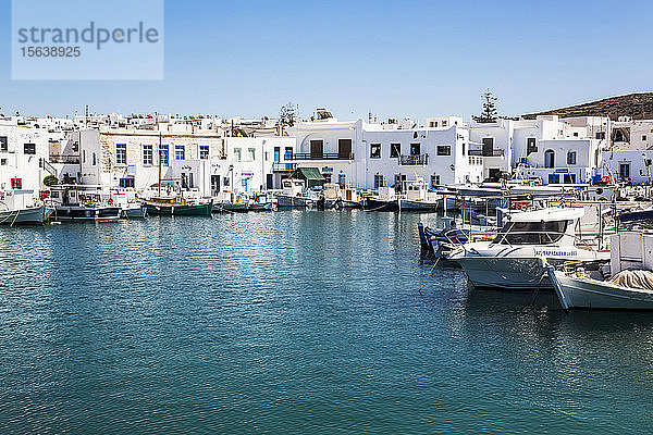 Fischerboote im alten Hafen von Naoussa; Naoussa  Insel Paros  Kykladen  Griechenland