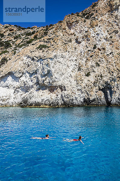 Touristen beim Schwimmen  Bucht von Galazia Nera; Insel Polyaigos  Kykladen  Griechenland