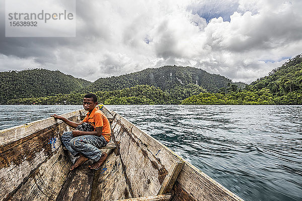 Papua-Junge in einem Boot auf dem Warsambin-Fluss; West-Papua  Indonesien