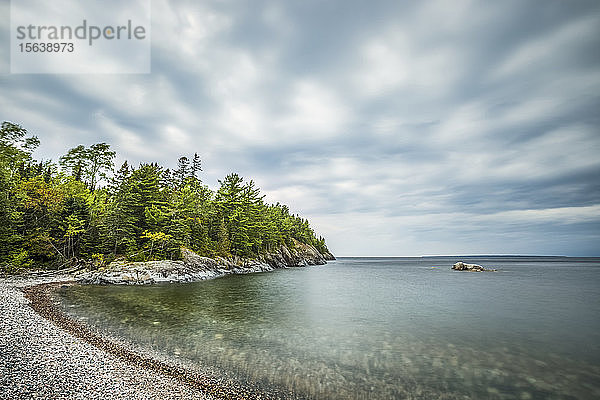 Ruhiger Lake Superior und ein felsiger Strand; Ontario  Kanada