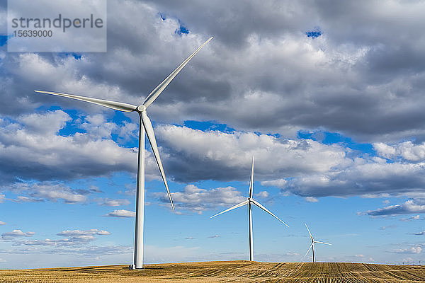 Windturbinen auf einem weiten Ackerland unter einem bewölkten Himmel; Saskatchewan  Kanada