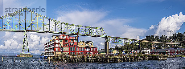Die Astoria-Megler-Brücke ist ein markantes Bauwerk entlang des Flussufers von Astoria; Astoria  Oregon  Vereinigte Staaten von Amerika