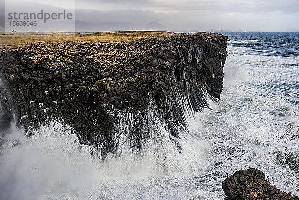 Wellen plätschern gegen die Klippen an der Küste; Arnarstapi  Snaefellsnes  Island