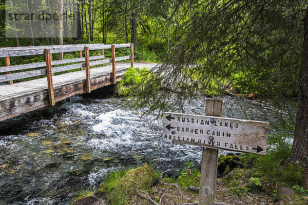 Wegweiser auf dem Weg zu den Russian River Falls auf der Kenai-Halbinsel  Süd-Zentral-Alaska; Alaska  Vereinigte Staaten von Amerika