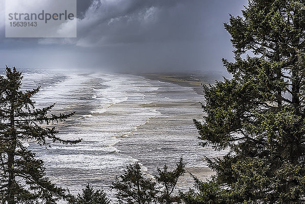 Ein Sturm zieht über die Long Beach Peninsula im Cape Disappointment State Park in Washington; Ilwaco  Washington  Vereinigte Staaten von Amerika