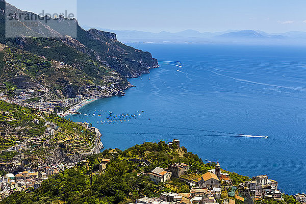 Amalfi und Boote in der Bucht von Salerno an der Amalfiküste; Amalfi  Salerno  Italien