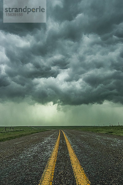 Ein leerer Highway verschwindet in der Mündung eines Sturms irgendwo im Texas Panhandle; Texas  Vereinigte Staaten von Amerika