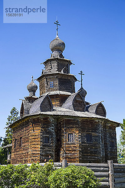 Hölzernes Kirchengebäude mit Zwiebeltürmen und Kreuzen  Museum für Holzarchitektur; Suzdal  Gebiet Wladimir  Russland