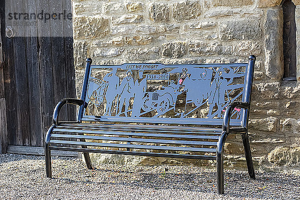 Bank als Kriegsdenkmal (1918 - 2018) zum Gedenken an einhundert Jahre  Chollerton Parish; Chollerton  Northumberland  England