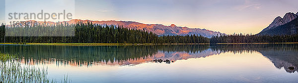 Ruhiger See mit Spiegelungen im Elk Lakes Provincial Park bei Sonnenuntergang; British Columbia  Kanada