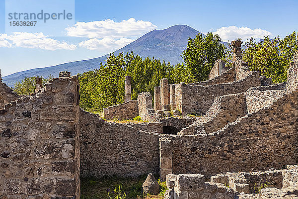 Ruinen von Mauern in Pompeji mit dem Vesuv im Hintergrund; Pompeji  Provinz Neapel  Kampanien  Italien