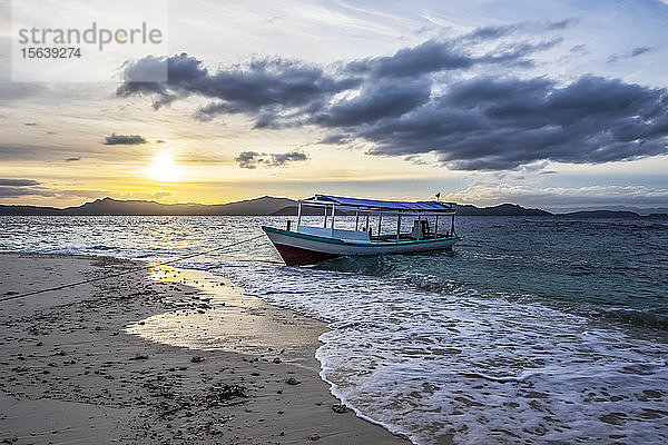 Boot am Strand bei Sonnenuntergang  Pulau Kelelawar (Bat Island); West Papua  Indonesien