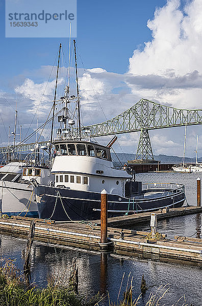 Fischerboote legen am West Boat Mooring Basin an; Astoria  Oregon  Vereinigte Staaten von Amerika
