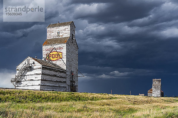 Verwitterter Getreideelevator und Sturm in der Prärie; Saskatchewan  Kanada