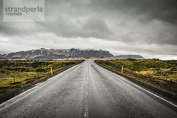 Abgelegene Straße inmitten der Tundra; Island