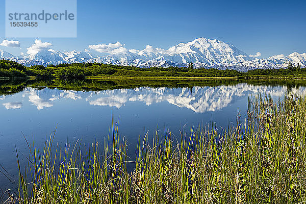 Blick auf Denali und seine Spiegelung im Reflection Pond  aufgenommen von der Parkstraße auf dem Weg zum Wonder Lake  Denali National Park and Preserve; Alaska  Vereinigte Staaten von Amerika