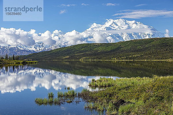 Denali zeigt sich gut mit dem blauen Wasser des Wonder Lake  Denali National Park and Preserve; Alaska  Vereinigte Staaten von Amerika