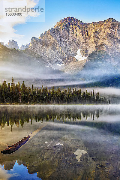 Ruhiger See mit Spiegelungen im Elk Lakes Provincial Park; British Columbia  Kanada