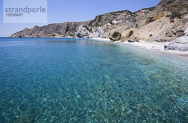 Türkisfarbenes Meerwasser entlang der Küste der Bucht von Galazia Nera; Insel Polyaigos  Kykladen  Griechenland