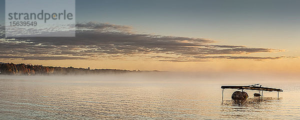 Lake Superior bei Sonnenaufgang mit Nebel  der über dem ruhigen Wasser liegt; Ontario  Kanada