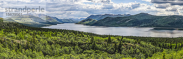Fischsee und Berge im Yukon; Whitehorse  Yukon  Kanada