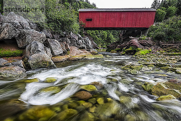 Historische rote überdachte Brücke über einen seichten Bach  Fundy National Park; Saint John  New Brunswick  Kanada