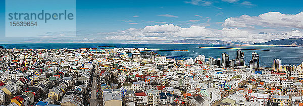 Panoramablick auf ReykjavÃk  von der Spitze der Hallgrimskirkja; Reykjavik  Island