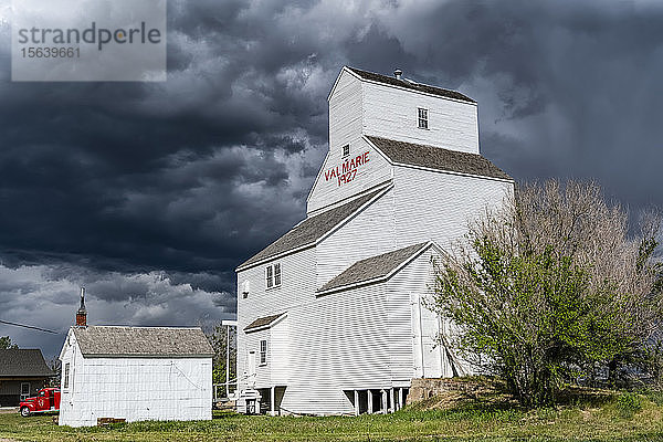Weißer Getreidesilo in Val Marie unter dramatischen Gewitterwolken; Val Marie  Saskatchewan  Kanada