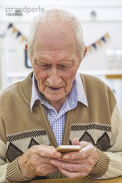 Älterer Mann im Alter von 97 Jahren mit Smartphone; Hartlepool  County Durham  England